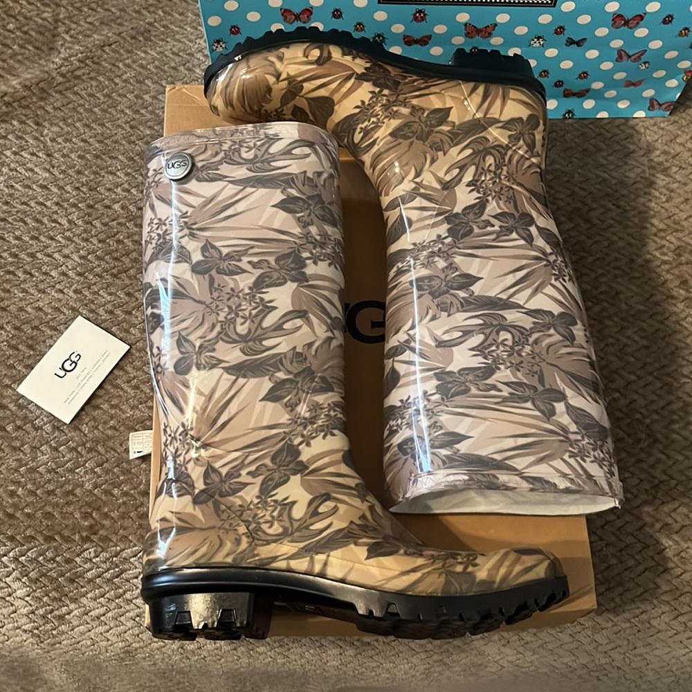 NIB Tall size 8 Woman Shaye rain boot Island Floral.  Removable Ugg wool footbed